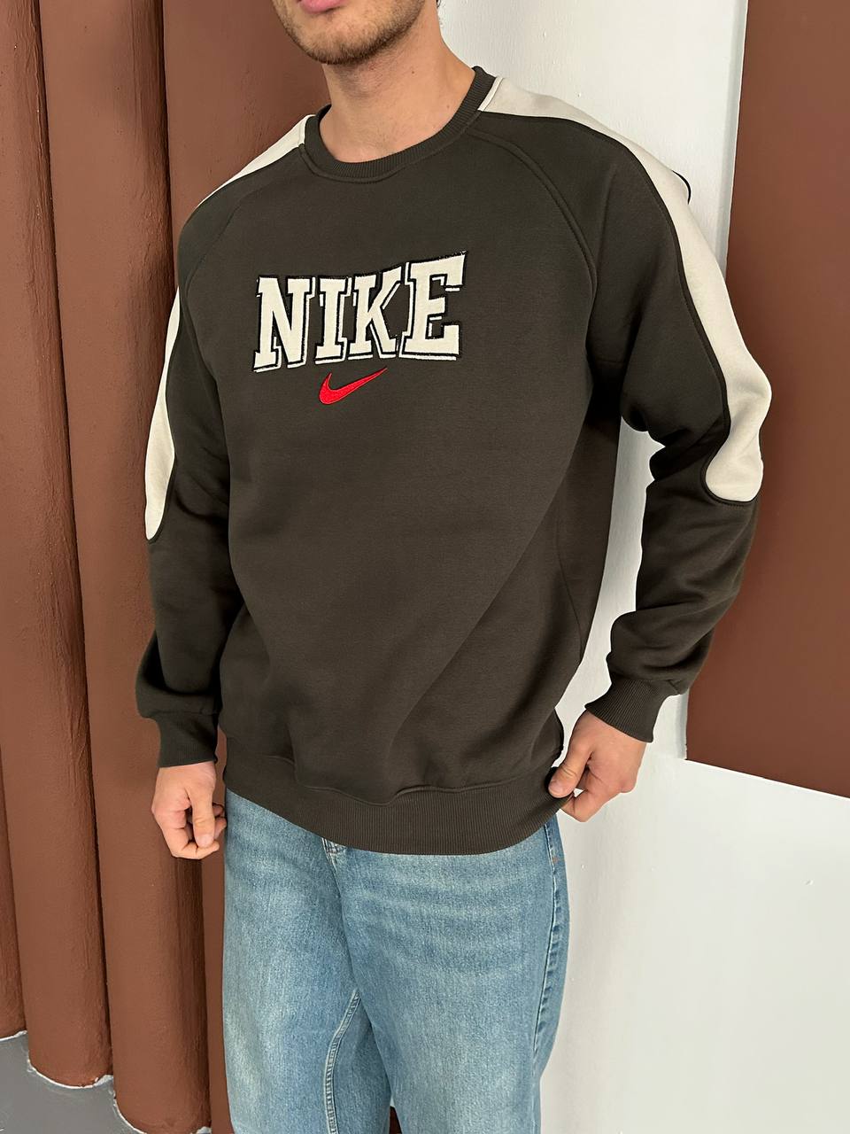 Bisiklet Yaka Nakış Detaylı Sweatshirt