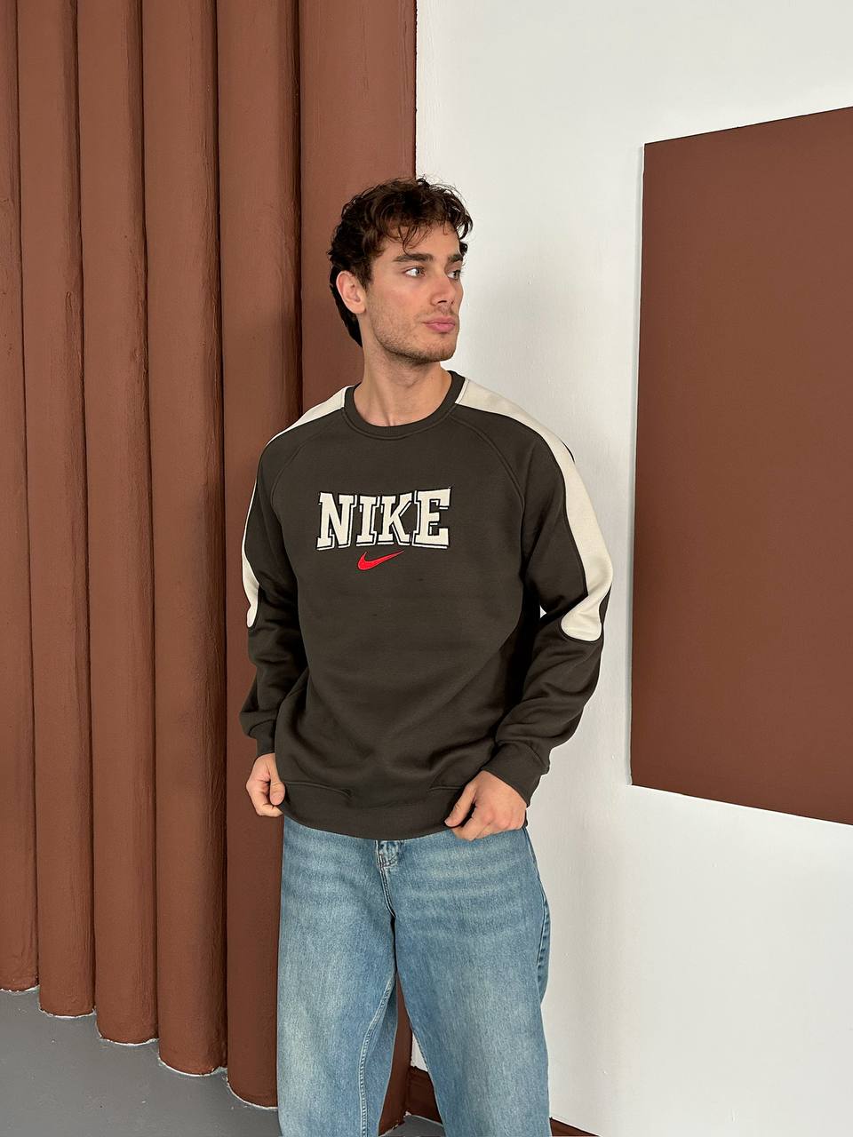 Bisiklet Yaka Nakış Detaylı Sweatshirt