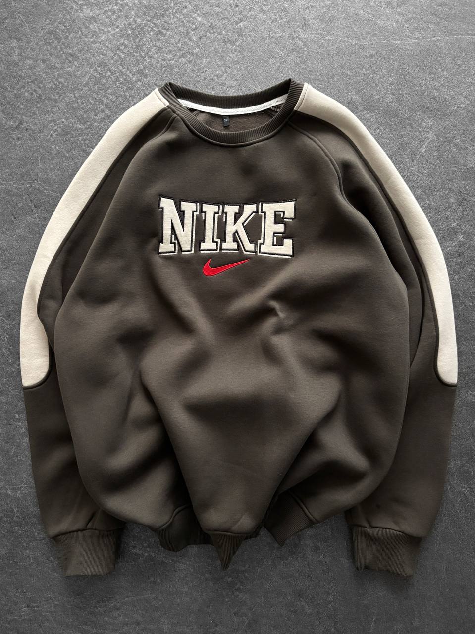 Bisiklet Yaka Nakış Detaylı Sweatshirt