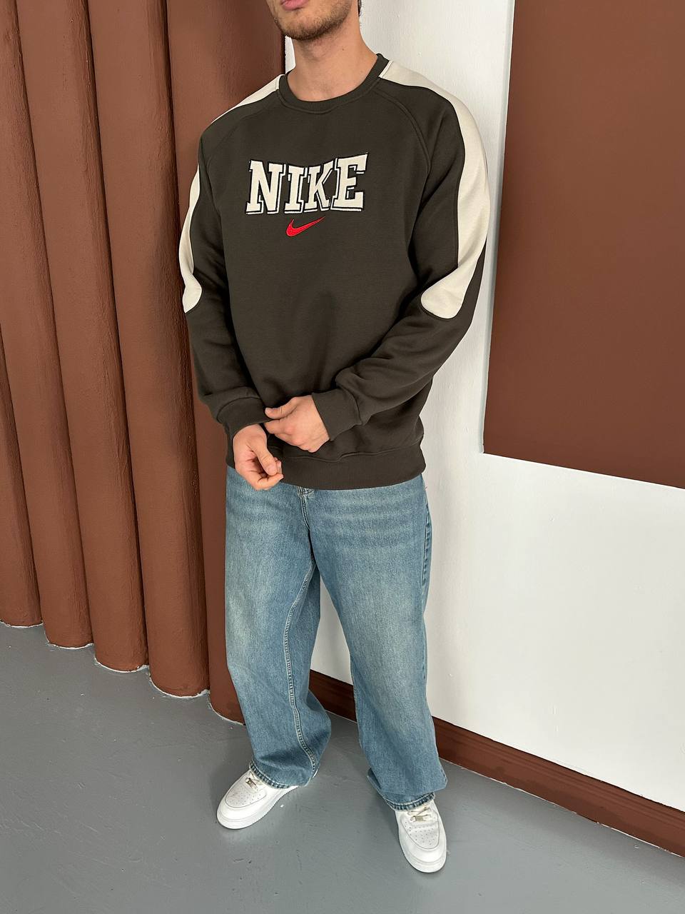 Bisiklet Yaka Nakış Detaylı Sweatshirt