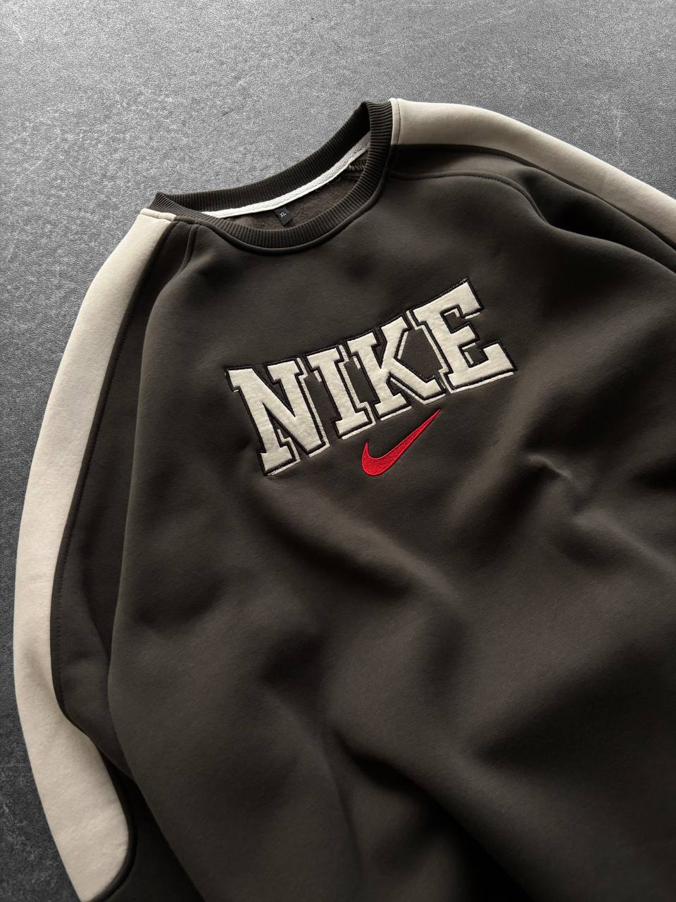 Bisiklet Yaka Nakış Detaylı Sweatshirt